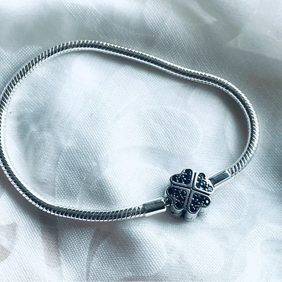 🍀 NWT Lucky Four Leaf Clover Charm Bangle Bracelet - Picture 2 of 11